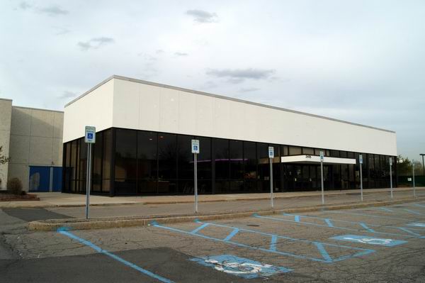 Showcase Cinemas Pontiac 6-12 - April 2003 (newer photo)